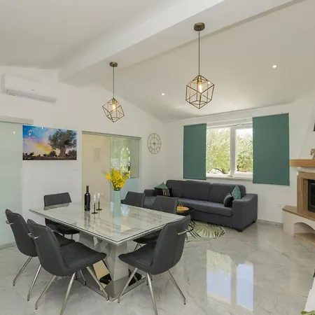 Maslina Near Omis Tatil Evi Tugare