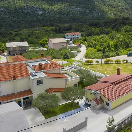 Tatil Evi Maslina Near Omis Tugare