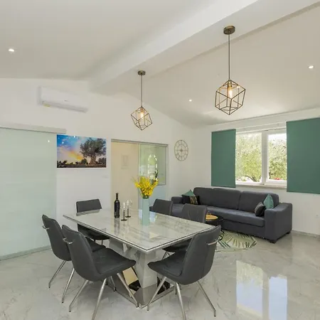 Maslina Near Omis Tatil Evi