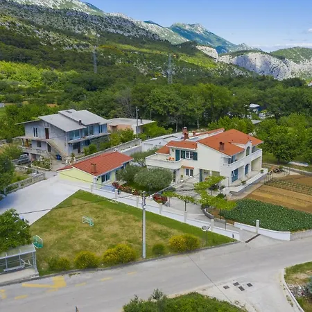 Maslina Near Omis Tatil Evi *